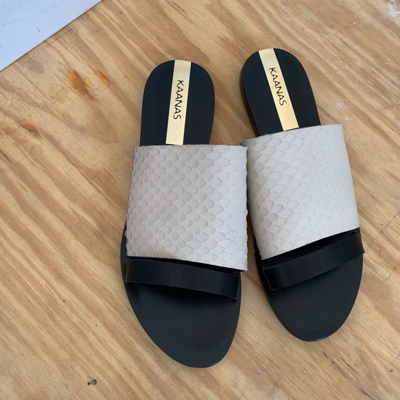 KAANAS slides never worn - Picture 3 of 3